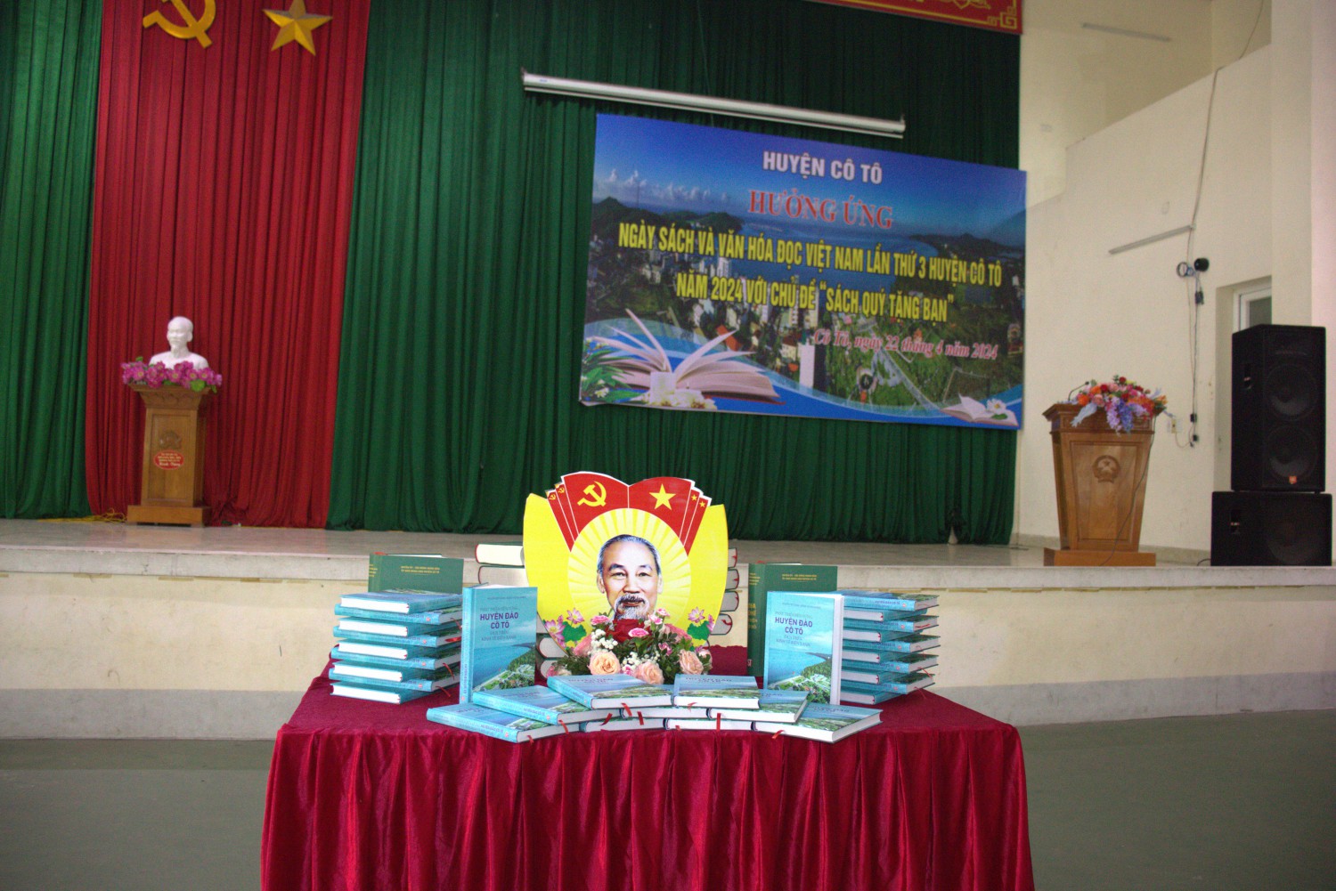 Huyện tặng sách