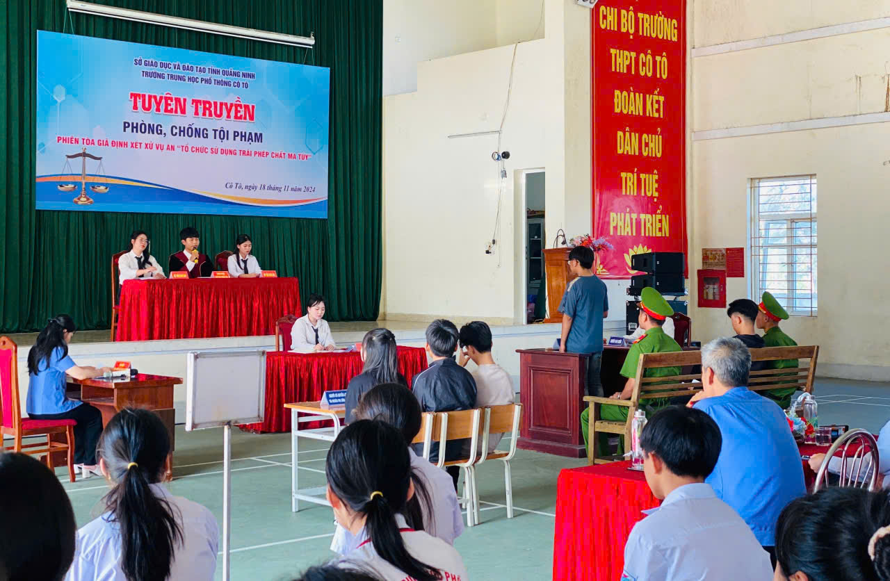 Ảnh hội đồng xét xử phiên tòa