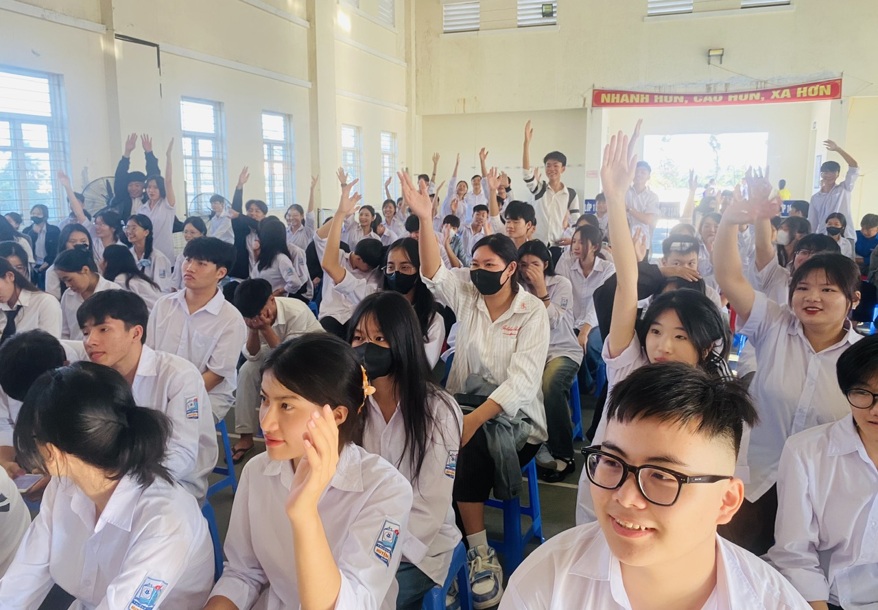 ảnh HS tích cực trả lời câu hỏi