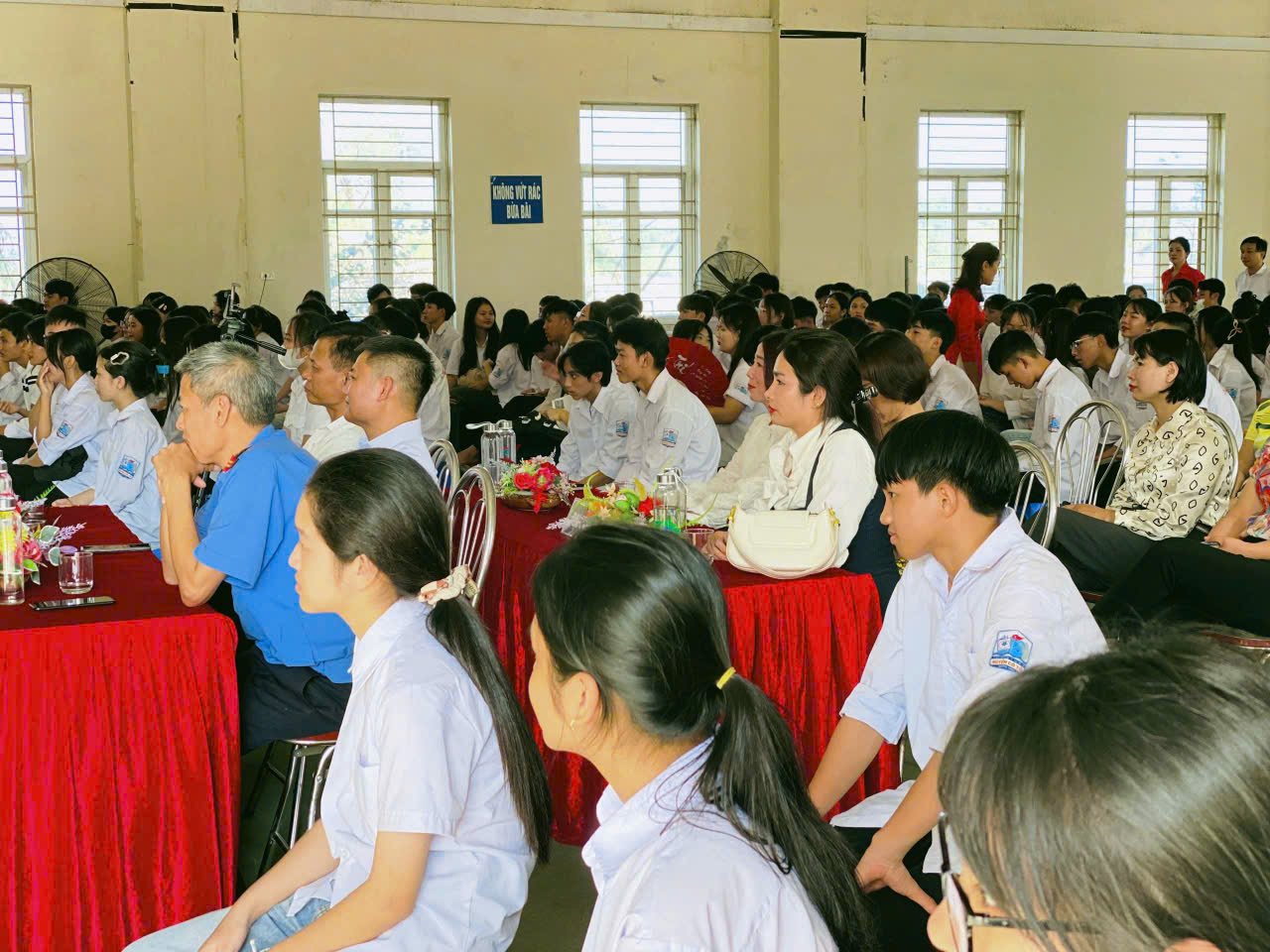 Đại biểu tham dự phiên tòa chuẩn