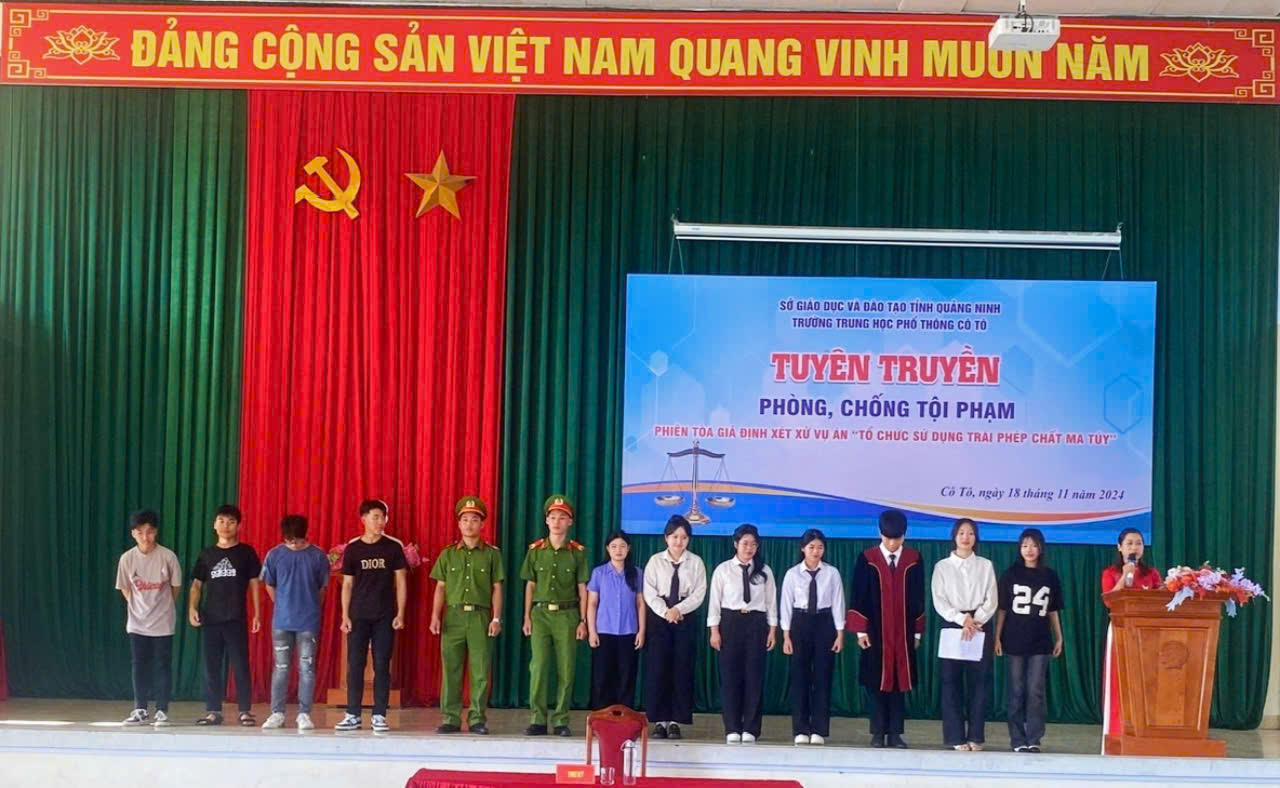 Học sinh và chiến sĩ Công an huyện Cô Tô tham gia 'Phiên tòa giả đinh'