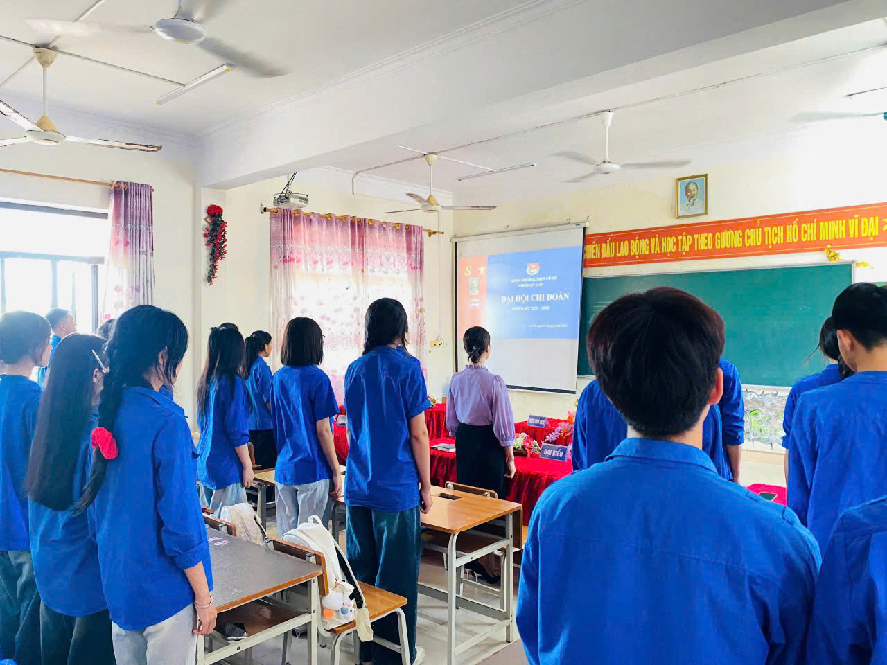 đh thực hiẹn nghi lễ chào cờ