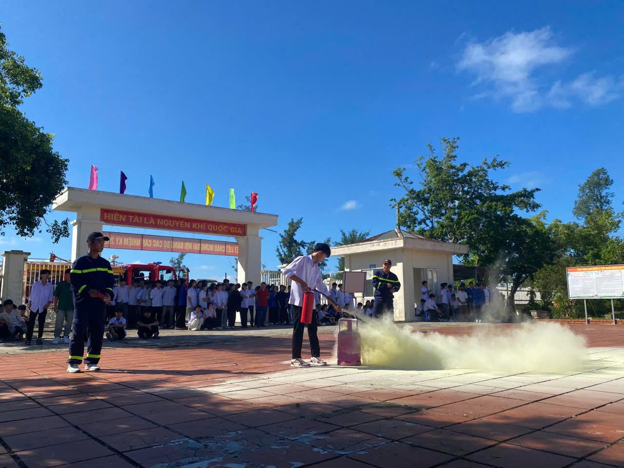 TUYÊN TRUYỀN, TRẢI NGHIỆM CÁC HOẠT ĐỘNG CHỮA CHÁY VÀ CỨU NẠN, CỨU HỘ TẠI TRƯỜNG THPT CÔ TÔ