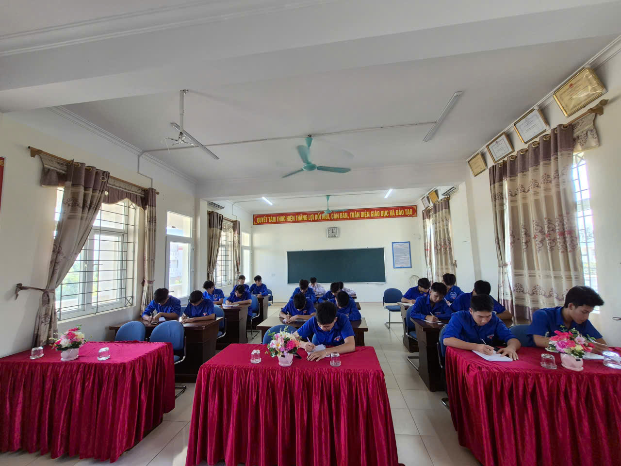 ĐOÀN TRƯỜNG THPT CÔ TÔ TỔ CHỨC TUYÊN TRUYỀN, GIÁO DỤC Ý THỨC CHẤP HÀNH QUY ĐỊNH CHO HỌC SINH